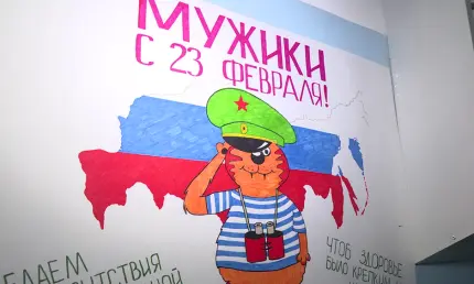 В Нижнекамске жильцы одного из домов украсили подъезд ко Дню защитника Отечества - НТР 24