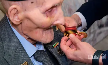 В Нижнекамске ветеранам ВОВ начали вручать юбилейные медали к 80-летию Победы - НТР 24