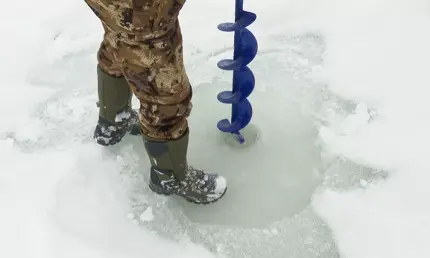 Для спасения рыбы: в Татарстане сотрудники Госкомитета РТ бурят лунки на водоемах - НТР 24