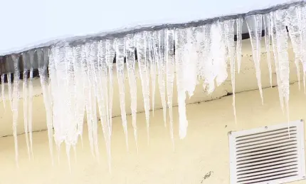 Татарстанцев просят сообщать об опасных снежных карнизах и сосульках - НТР 24