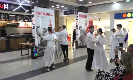 Память поколений: в Нижнекамске студенты станцевали «Вальс Победы» - НТР 24