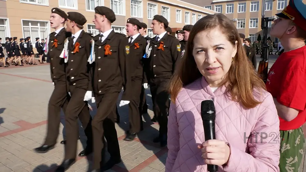 Корреспондент НТР 24 Гульназ Яббарова ведет прямое включение с репетиции марша на 9 Мая