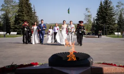 В Нижнекамске молодожёны возложили цветы к Вечному огню - НТР 24