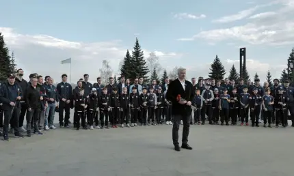 Нижнекамские хоккеисты возложили цветы к монументу Победы - НТР 24