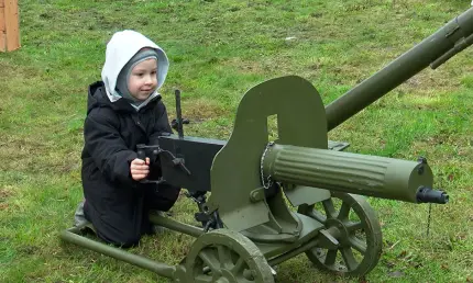 Письма-треугольники и военные реликвии: праздник памяти на площади Лемаева - НТР 24