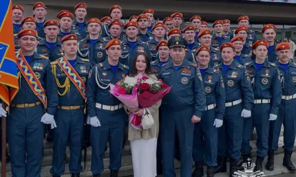 В Татарстане сотрудник МЧС сделал предложение руки и сердца на параде Победы - НТР 24