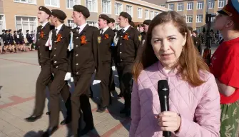 Корреспондент НТР 24 Гульназ Яббарова ведет прямое включение с репетиции марша на 9 Мая