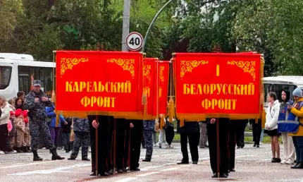 В Нижнекамске у монумента Победы начался парад - НТР 24