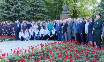 Празднование 30-летия СИБУРа в Нижнекамске началось с памятной церемонии, посвященной Николаю Лемаеву - НТР 24