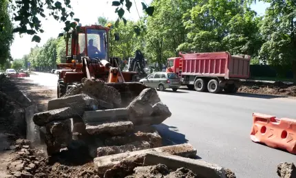 От фрезеровки до укладки: в Нижнекамске идёт масштабный ремонт дорог - НТР 24