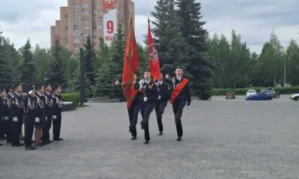 Выпускники лицея № 14 в Нижнекамске торжественно простились со школьным знаменем - НТР 24
