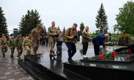 В Нижнекамске 9 Мая возложили цветы к могилам Героев - НТР 24