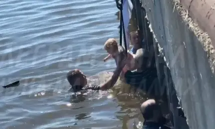 В Татарстане у туристов из Москвы коляска с ребёнком упала в реку - НТР 24