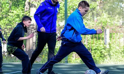 Нижнекамские футболисты сыграли мини-матч с подопечными приюта «Балкыш» - НТР 24