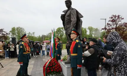В Татарстане открыли памятник татарскому поэту и участнику ВОВ Фатиху Кариму - НТР 24