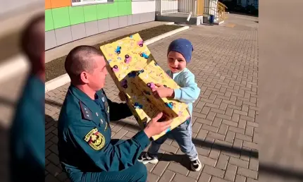 Нижнекамские пожарные поздравили с днём рождения ребёнка на уроке в детском саду - НТР 24