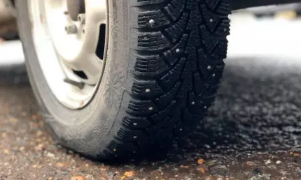 В России вступил в силу летний запрет на шипованные шины - НТР 24