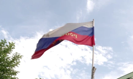 Дворы Нижнекамска украсили флагами ко Дню России - НТР 24