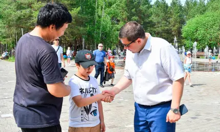 Радмир Беляев пообщался с семьями и поздравил детей с праздником в парке «Семья» - НТР 24