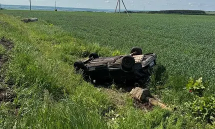 Машина улетела в кювет и перевернулась в Нижнекамском районе - НТР 24