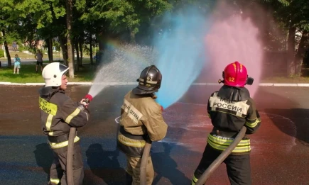 Нижнекамские пожарные с помощью пожарных стволов воссоздали флаг России - НТР 24