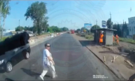 В Набережных Челнах КАМАЗ сбил женщину, переходившую дорогу в неположенном месте - НТР 24