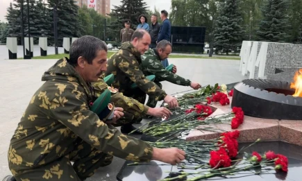 В Нижнекамске в День памяти и скорби прошел митинг у монумента Победы - НТР 24