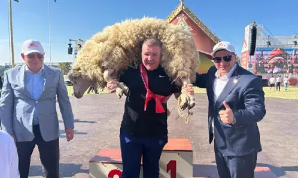 На Сабантуе в Нижнекамске выбрали абсолютного батыра — ему подарили автомобиль - НТР 24