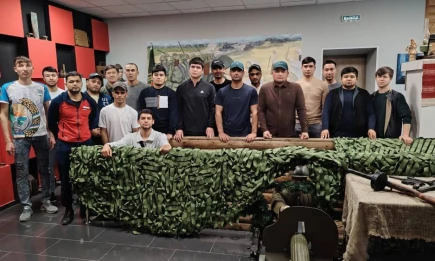 Иностранные строители посетили нижнекамский музей Боевой славы - НТР 24