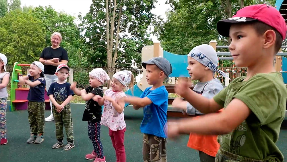 Дети центра Балкыш в Нижнекамске делают зарядку на свежем воздухе