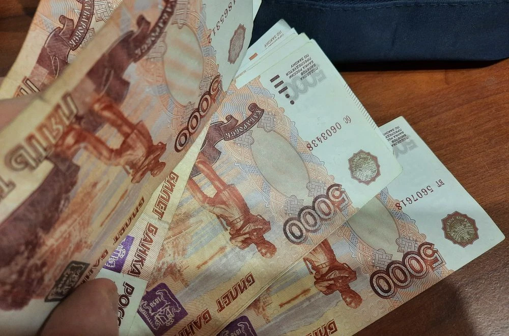 Деньги, купюры достоинством 5 тысяч рублей