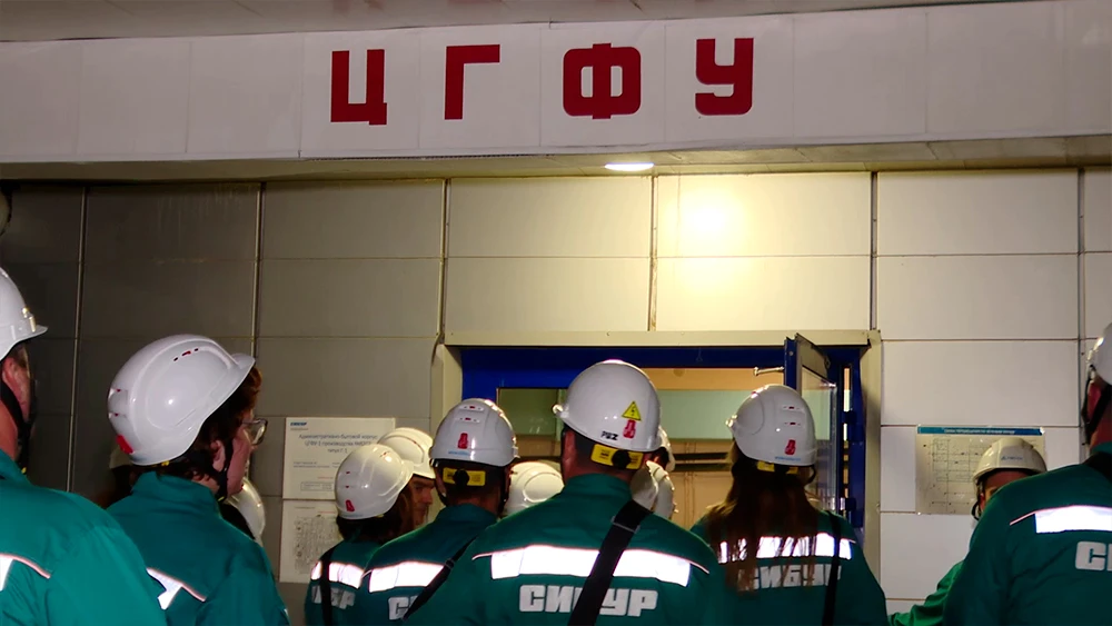 Экскурсанты на ночном Нижнекамскнефтехиме