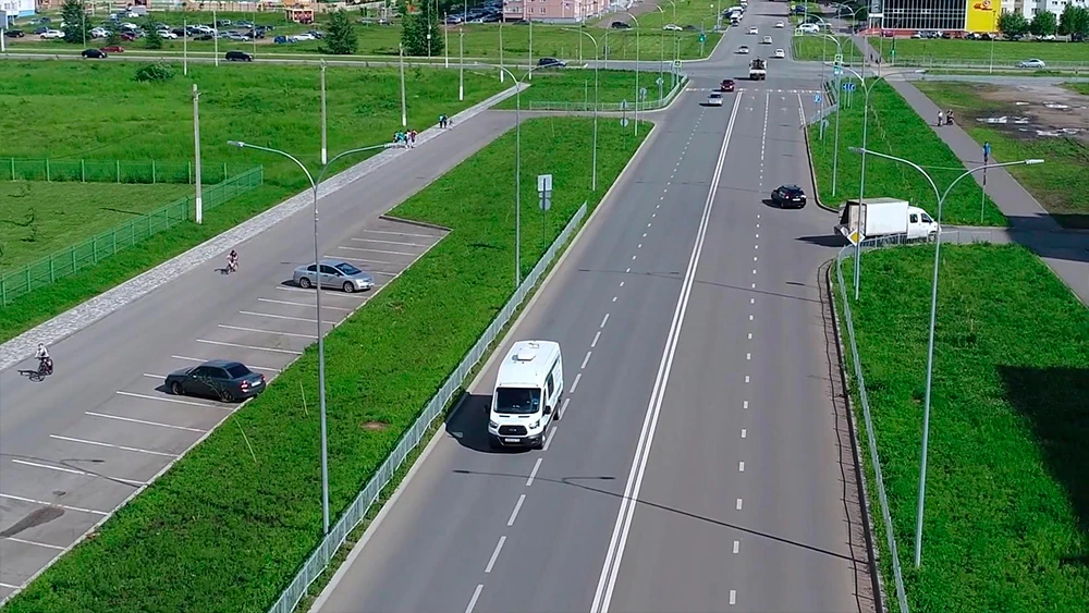 Автомобиль едет по дороге в Нижнекамске