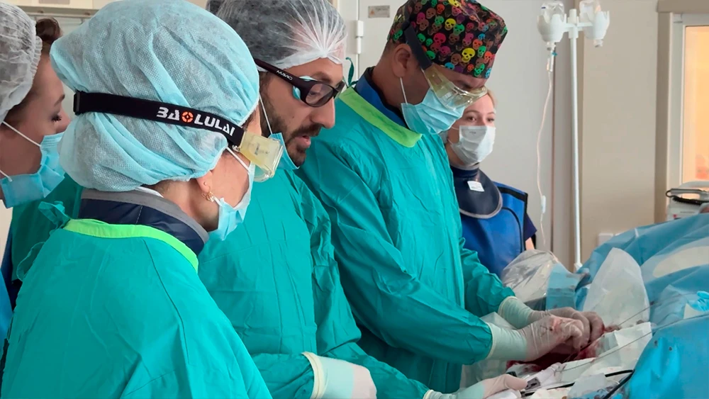 Врачи проводят операцию