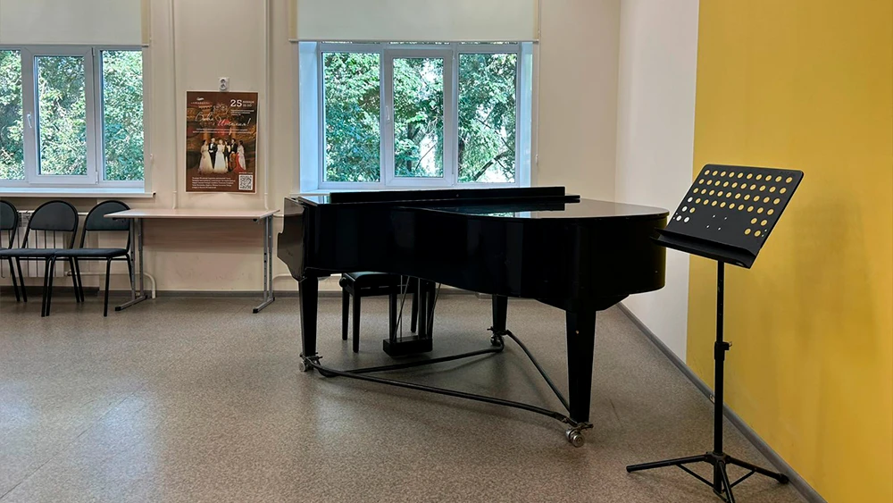 Фортепиано и пюпитр в учебном классе