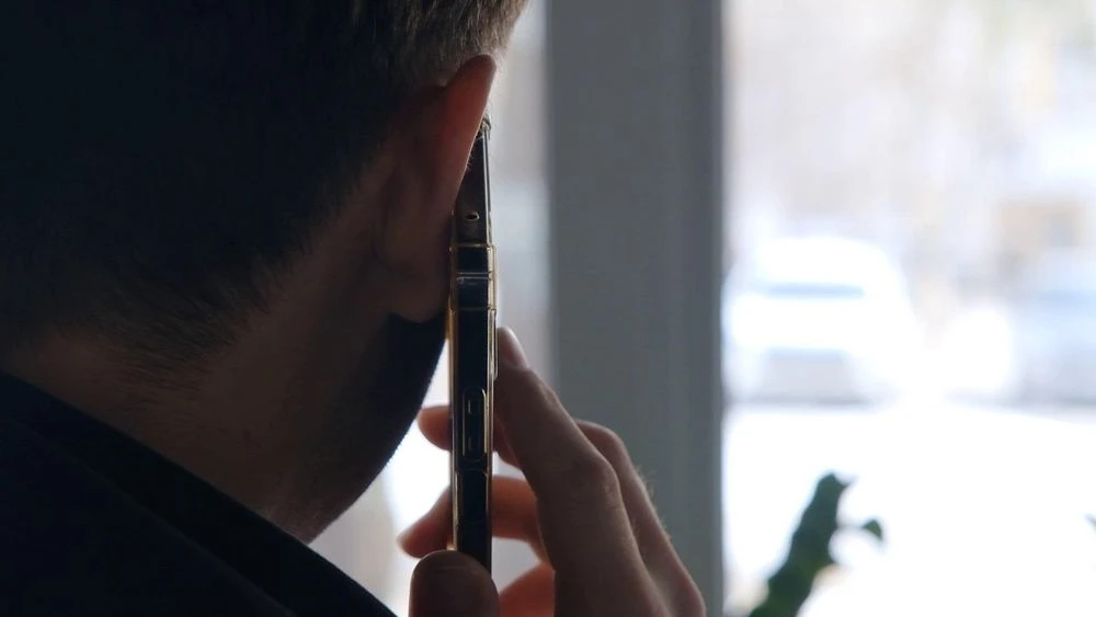 Мужчина разговаривает по мобильному телефону