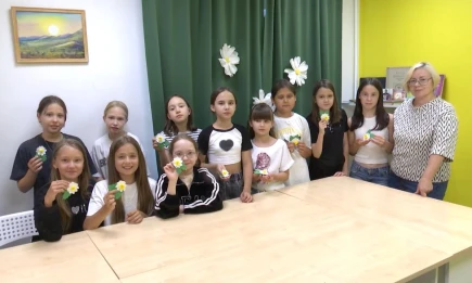 В Нижнекамске дети смастерили броши в виде ромашек ко Дню семьи, любви и верности - НТР 24