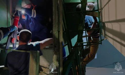 Казанские спасатели освободили мужчину, застрявшего в лестничном пролете - НТР 24