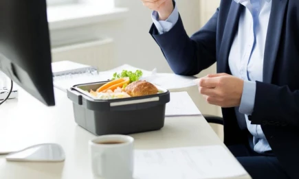 Юрист рассказала, может ли работодатель запретить обедать на рабочем месте - НТР 24