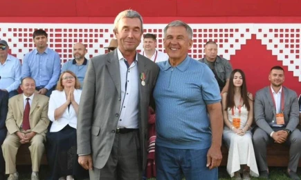 Рустам Минниханов наградил медалью бывшего главреда нижнекамской газеты - НТР 24