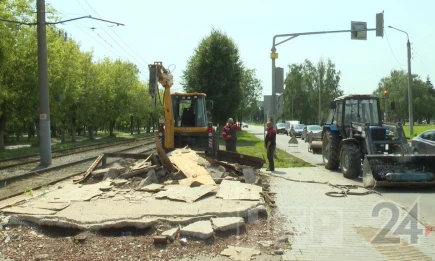 В Нижнекамске благоустраивают освободившиеся после демонтажа ларьков участки - НТР 24