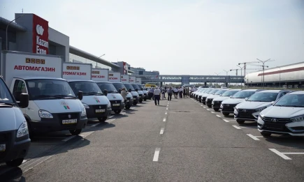 Рустам Минниханов в рамках выставки «Агроволга — 2025» передал специалистам АПК новые автомобили - НТР 24