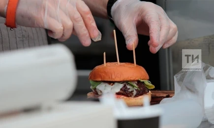 Эксперты КФУ объяснили феномен популярности розового бургера - НТР 24