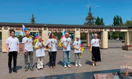 В Казани активисты немецкой НПО «Дружба Глобаль» возложили цветы в парке Победы - НТР 24