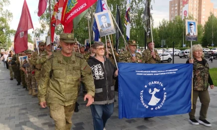 В Нижнекамске прошло памятное шествие «Рота, ушедшая в небо» - НТР 24