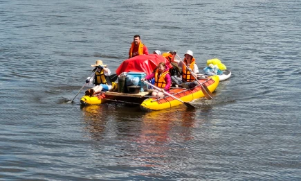 В Нижнекамск на плотах сплавились гости из других городов, чтобы посетить музей - НТР 24