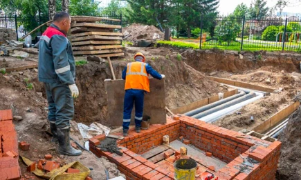 Двор одного из самых больших домов Нижнекамска благоустроят к августу - НТР 24