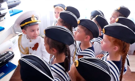 Юные нижнекамцы в морской форме посетили музей ВМФ - НТР 24