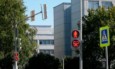 В Казани пешеход, переходивший на красный свет, попал под колеса автомобиля - НТР 24