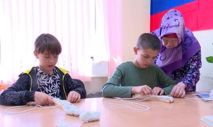 Школьники Нижнекамска на каникулах плетут браслеты выживания для участников СВО - НТР 24